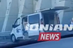 Ασθενοφόρο στην Πάτρα πήρε φωτιά εν κινήσει