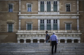 Πολίτες μπροστά στη Βουλή