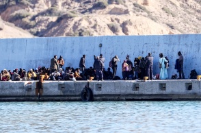 Μετανάστες σε προβλήτα λιμανιού στο Ρέθυμνο