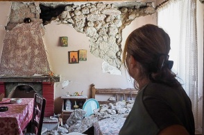 Καταστροφές στο εσωτερικό σπιτιού στη Βόρεια Εύβοια μετά τις σεισμικές δονήσεις