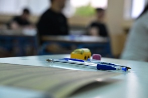 Στυλό, μολύβια και τετράδιο απαντήσεων των Πανελληνίων 2026