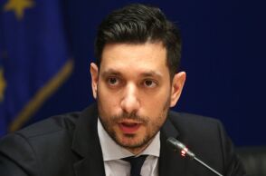 Ο Κωνσταντίνος Κυρανάκης κατηγορεί το ΠΑΣΟΚ για εύκολες υποσχέσεις και υπενθυμίζει τα μέτρα της κυβέρνησης για τους νέους και τις επενδύσεις στις συγκοινωνίες.
