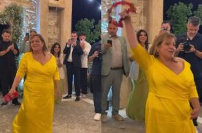 Ο χορός της Βίκυς Σταυροπούλου στον γάμο της Δανάης Μπάρκα έγινε viral και θύμισε το «Είσαι το Ταίρι μου» 