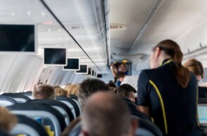 Επιβάτες και αεροσυνοδοί στο εσωτερικό αεροπλάνου