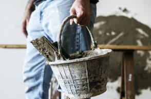Εργάτης με σύνεργα για την ανακαίνιση κατοικίας