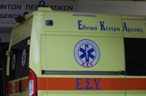 Ασθενοφόρο ΕΚΑΒ έξω από τα επείγοντα νοσοκομείου