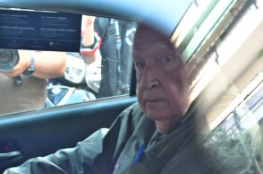 Ο Αλέξανδρος Γιωτόπουλος στο ταξί που τον μεταφέρει στις φυλακές Κορυδαλλού