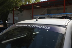 Περιπολικό έξω από κατοικία