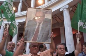 ΠΑΣΟΚ, ωραία χρόνια… και δύσκολα για τους γραμματείς
