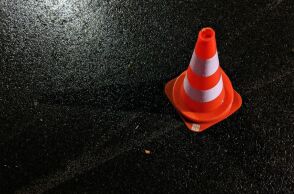 Πειραιάς: Έπιαναν παράνομα θέσεις πάρκινγκ, αφήνοντας κώνους και μηχανές σε δρόμους και πεζοδρόμια