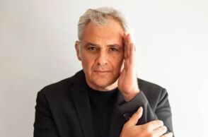 Στέφανος Δάνδολος: Στη θεατρική σκηνή μεταφέρεται το μυθιστόρημα «Ο Τελευταίος Κύκνος», με μια κορυφαία ομάδα καλλιτεχνικών συντελεστών.