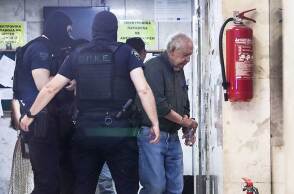 Ο Αλέξανδρος Γιωτόπουλος, με χειροπέδες, οδηγείται στην Εισαγγελία Εφετών Πειραιά