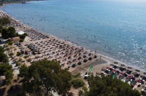 Πόσο κοστίζει μια καλοκαιρινή έξοδος στην Αθήνα: Οι τιμές σε ξαπλώστρες, παγωτό και σινεμά