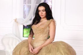 Η Charli XCX στην παγκόσμια πρεμιέρα του «Ανεμοδαρμένα Ύψη» 