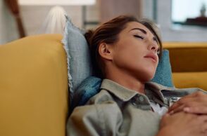 Νέα μελέτη δείχνει ότι ο υπερβολικός ύπνος μέσα στη μέρα, και ειδικά κατά τις πρωινές ώρες, μπορεί να αποτελεί ένδειξη σοβαρών προβλημάτων υγείας.
