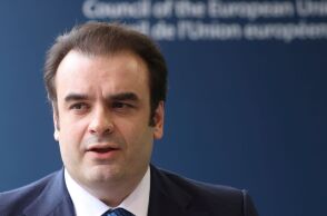 Μέχρι τις 30 Σεπτεμβρίου παρατείνεται η ρύθμιση για το ελβετικό φράγκο, όπως έκανε γνωστό ο Κυριάκος Πιερρακάκης, αναλύοντας τα εργαλεία για το ιδιωτικό χρέος.