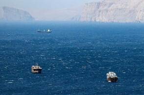Εμπορικά πλοία στα Στενά του Ορμούζ