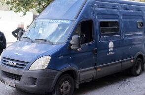 Στο Ηράκλειο απολογούνται τέσσερις από τους επτά συλληφθέντες για το κύκλωμα πειρατικής τηλεόρασης - Λογαριασμοί σε 10 χώρες και κέρδη άνω των 7 εκατ. ευρώ