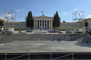 Το αμφιθέατρο στο Ζάππειο ξηλώνεται και το φεστιβάλ αναβάλλεται - Η επιτροπή μιλά για τεχνικά ζητήματα μετά τις αντιδράσεις.