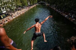 Ο καύσωνας προκαλεί δεκάδες θανάτους στην Ευρώπη - Στη Γαλλία 40 άνθρωποι έχασαν τη ζωή τους από πνιγμούς που συνδέονται με τη ζέστη.