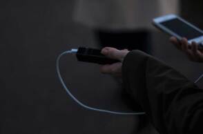 Φόρτιση κινητού τηλεφώνου με power bank