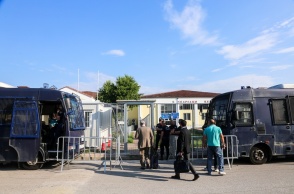 Στιγμιότυπο έξω από Μέγαρο όπου πραγματοποιείται η δίκη για τα Τέμπη