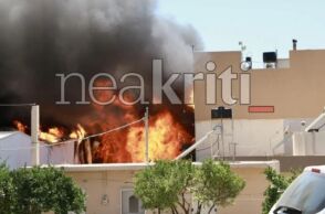 Φωτιά τώρα σε εργοστάσιο στο Ηράκλειο Κρήτης - Καίει κοντά σε σπίτια
