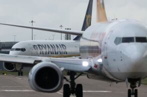 Η Ryanair καταργεί τη χρέωση κράτησης θέσης για γονείς που θέλουν να κάθονται δίπλα στα μικρά παιδιά τους - Η αεροπορική εταιρεία προσαρμόζει την πολιτική της 