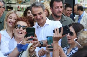 Περιοδεία Κυριάκου Μητσοτάκη στη Νέα Σμύρνη - Επισκέφθηκε το Milon Camp, περπάτησε στην αγορά και συζήτησε με επαγγελματίες και πολίτες