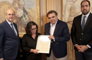 Παραδόθηκε από τον Μαργαρίτη Σχοινά στη Μαρία Γιακουμάκη το πτυχίο του γιου της από τη Γαλακτοκομική Σχολή - Η ευχή να μην υπάρξουν παρόμοια περιστατικά.