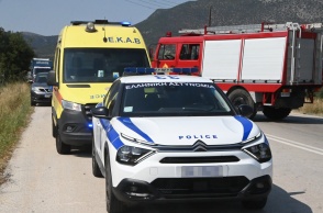 Ασθενοφόρο, περιπολικό και όχημα της Πυροσβεστικής σε σημείο όπου καταγράφηκε τροχαίο