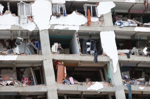 κατεστραμμένη πολυκατοικία στη βενεζουέλα