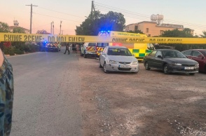 Περιπολικό της ΕΛΑΣ στο σημείο όπου βρέθηκαν τα νεκρά παιδιά μέσα στο αυτοκίνητο στην Κύπρο