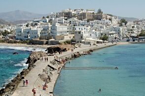 Νάξος και Ηρακλειά μαγεύουν τη γαλλική τηλεόραση με τις μαγευτικές παραλίες και τις τοπικές γεύσεις