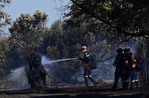 Πυροσβέστες κατά την κατάσβεση φωτιάς 