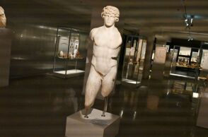 Μαρμάρινο άγαλμα Αντίνοου από τη Λέρνα 