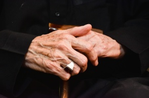 Χέρια ηλικιωμένης