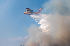 Canadair επιχειρεί για την κατάσβεση φωτιάς