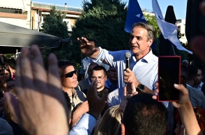 Ο Κυριάκος Μητσοτάκης σε πλήθος στο Αιγάλεω
