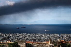 AtmoHub: Το τοξικό νέφος από τη φωτιά στο Ωραιόκαστρο μπορεί να φτάσει μέχρι την Εύβοια
