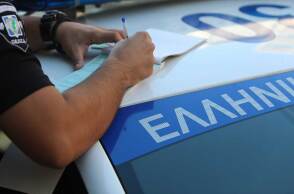 Αστυνομικός της Τροχαίας κόβει κλήσεις στο μπλοκάκι