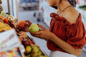 Γυναίκα ψωνίζει φρούτα στο σούπερ μάρκετ