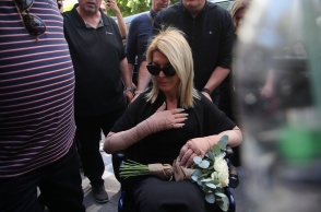 Με αναπηρικό αμαξίδιο στην κηδεία της μητέρας της η Αφροδίτη Νέστορα