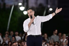 Τσίπρας: Θα στείλω λουλούδια στον Άδωνι, κάθε φορά που μας βρίζει, ανεβαίνουμε στις δημοσκοπήσεις