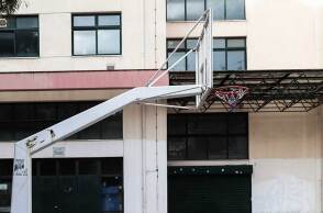 Μπασκέτα στον προαύλιο χώρο σχολείου στην Αθήνα