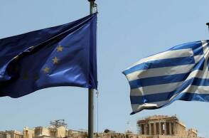 Σημαίες της ΕΕ και της Ελλάδας με φόντο την Ακρόπολη