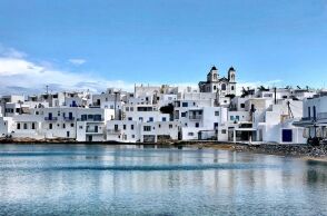Η Πάρος μαγνητίζει τα βλέμματα με την μοναδική αρχιτεκτονική και τις μαγευτικές της παραλίες