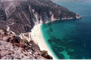 Πτώσεις βράχων στις παραλίες: Πότε αυξάνεται ο κίνδυνος, τι πρέπει να αποφεύγουμε 