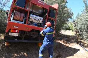 Πυροσβέστης σε δασική πυρκαγιά