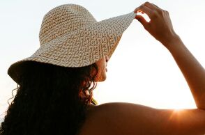 Ποια είναι τα καλύτερα ρούχα για να παραμείνετε δροσεροί σε έναν καύσωνα;